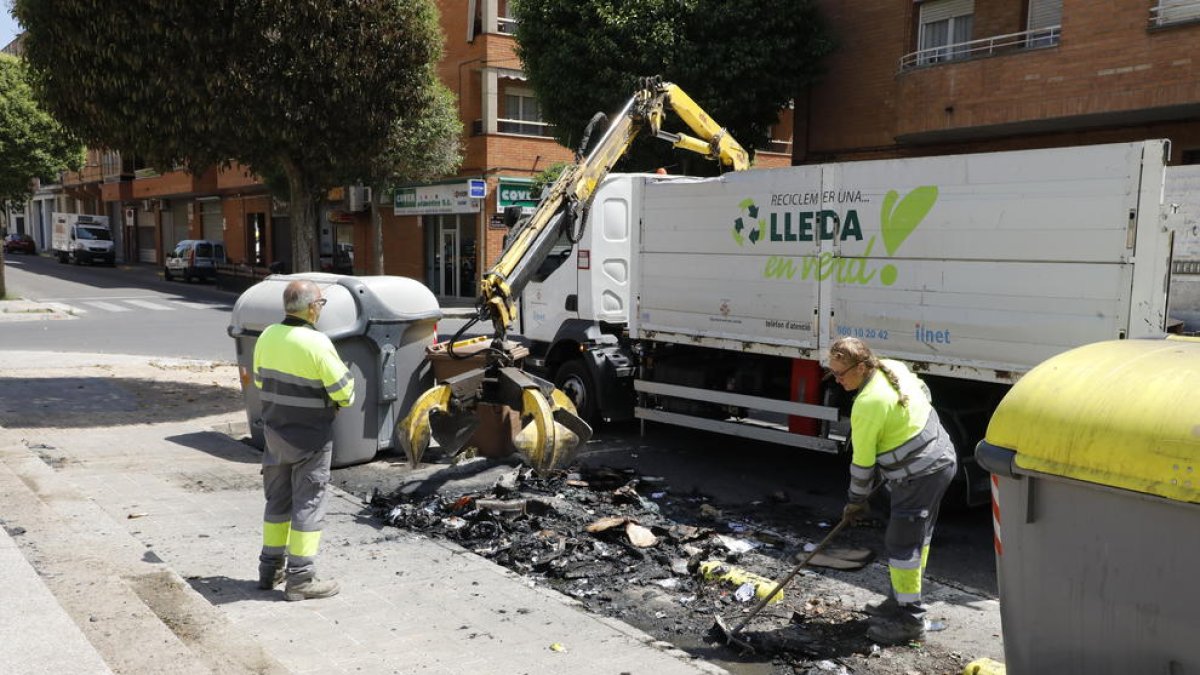 Operaris d’Ilnet retirant ahir el contenidor calcinat.
