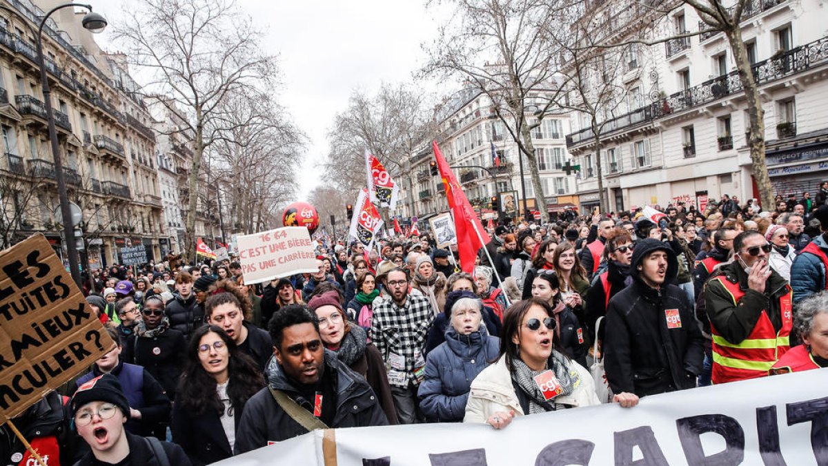 Cientos de personas marchan contra la modificación del sistema de pensiones del Elíseo.
