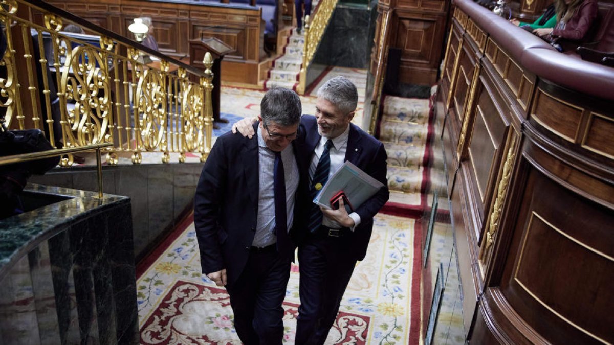 Fernando Grande-Marlaska, junto al portavoz del PSOE, Patxi López, ayer en el Congreso.