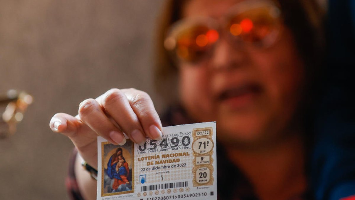 Emoción en el sorteo de la Lotería de Navidad: a una mujer que estaba entre el público le ha tocado el Gordo