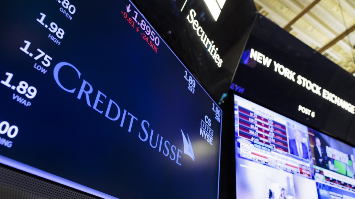 Una pantalla muestra información sobre el banco Credit Suisse en el parqué de la Bolsa de Nueva York.
