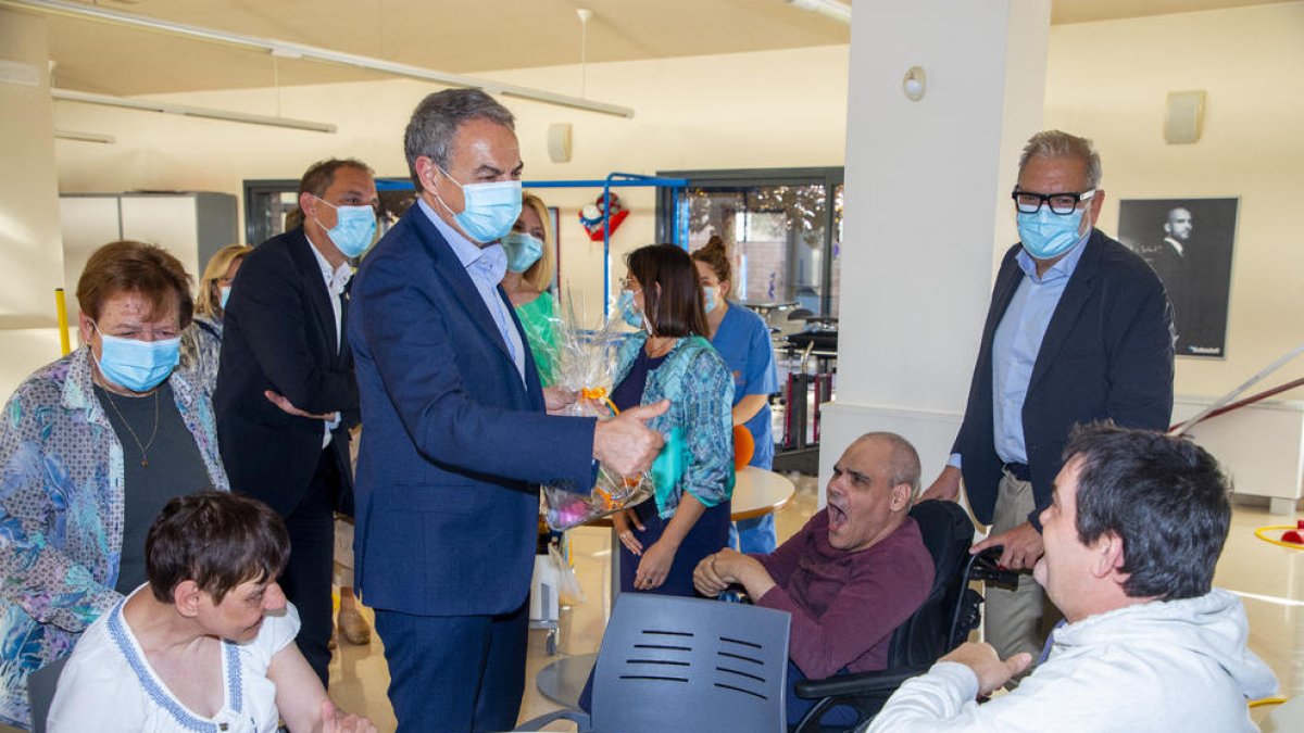 Zapatero i Larrosa al costat d’usuaris i treballadors del centre.