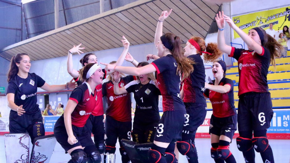 Nada más acabar el partido, las jugadoras del Alpicat mostraron su alegría por un ascenso histórico a la elite después de recibir la Copa de camponas.