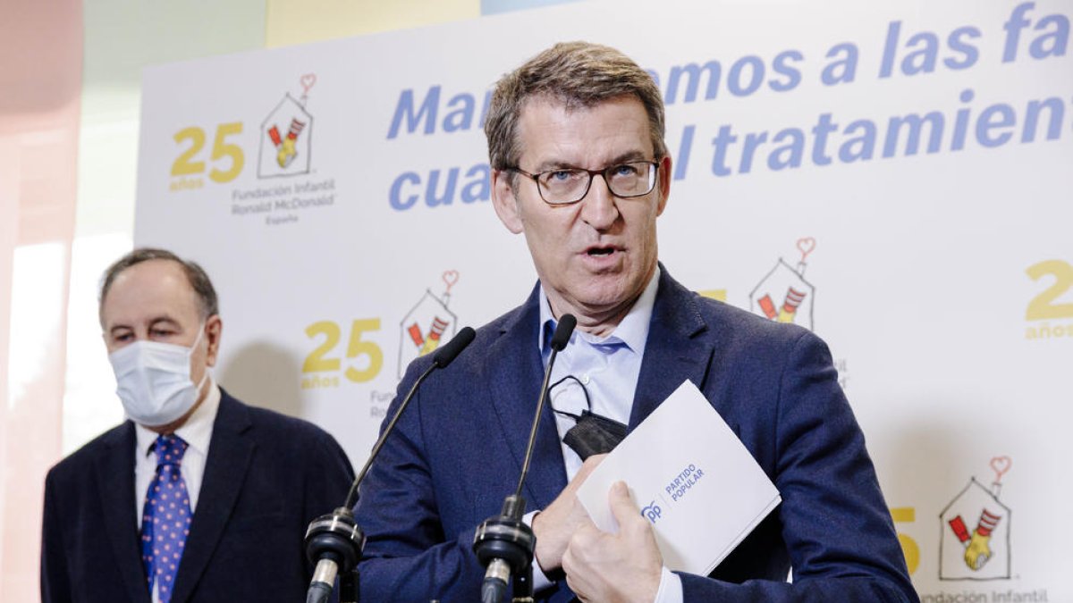 El presidente del PP, Alberto Núñez Feijóo, interviene durante su visita a la Casa Ronald McDonald.