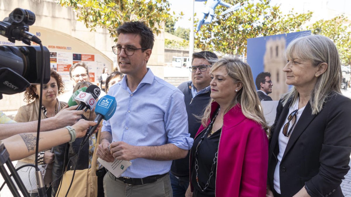 Postius atén els mitjans amb diversos membres de la seua llista.