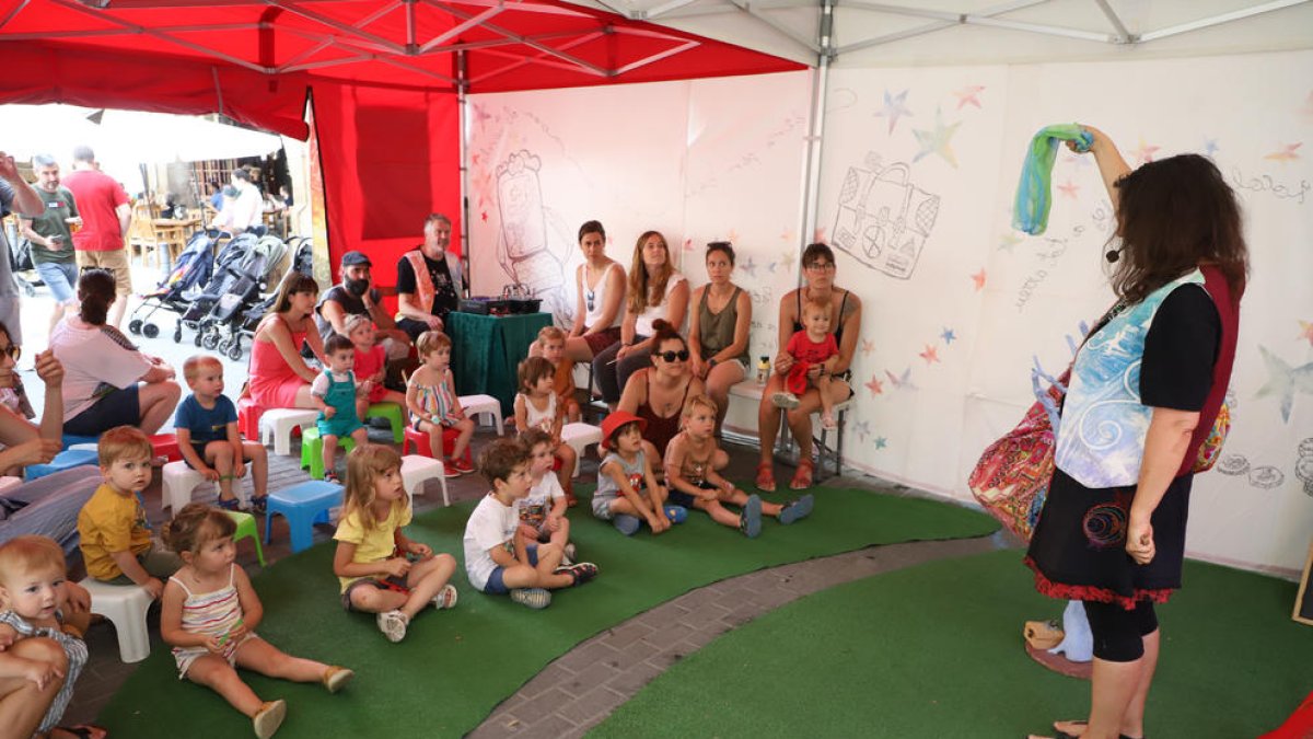 La companyia Fes-t’ho com Vulguis va oferir contes per als més petits de l’Encontats.