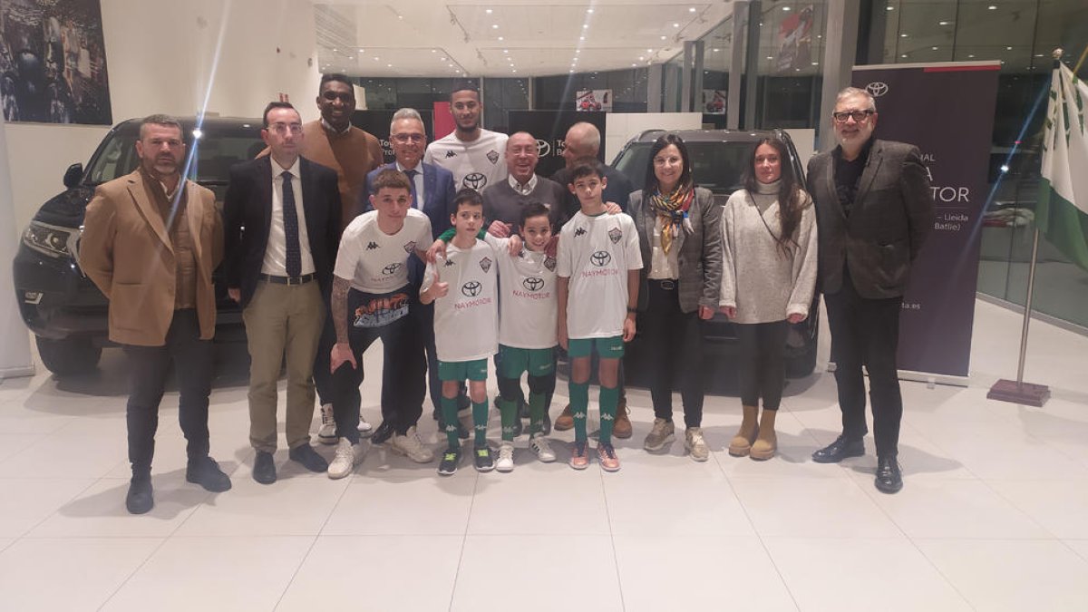 En el centro, Toni Morato, gerente de Naymotor Toyota y Paco Rodríguez, presidente del Balàfia.