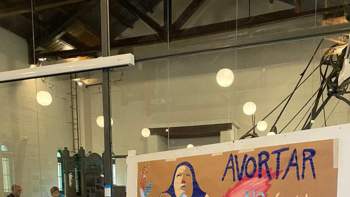 Entitats feministes van presentar ahir la campanya al Molí de l’Oli de la Pobla de Segur.