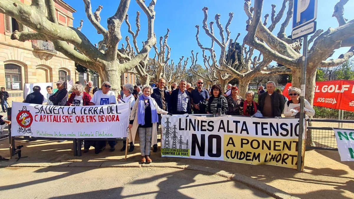 Manifestación ante el Parlament contra líneas de muy alta tensión