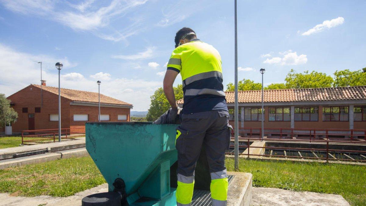 Un operario echando carbono en los filtros el pasado verano.