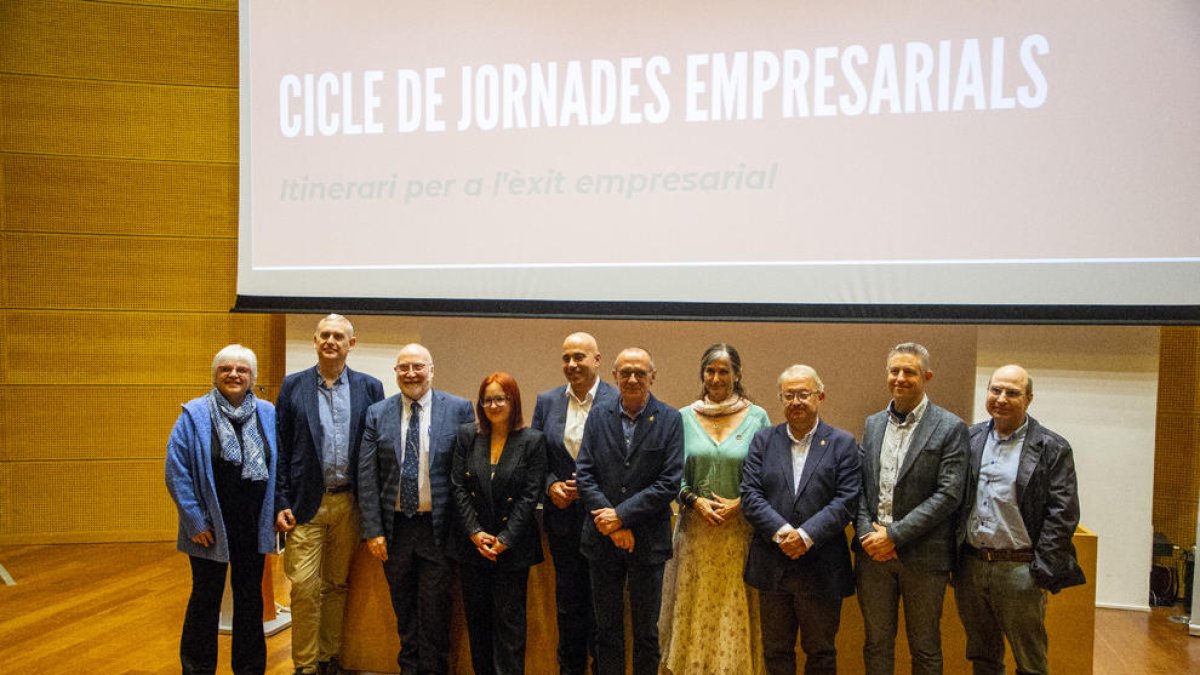 Foto de los ponentes y de las autoridades en el inicio de la jornada.