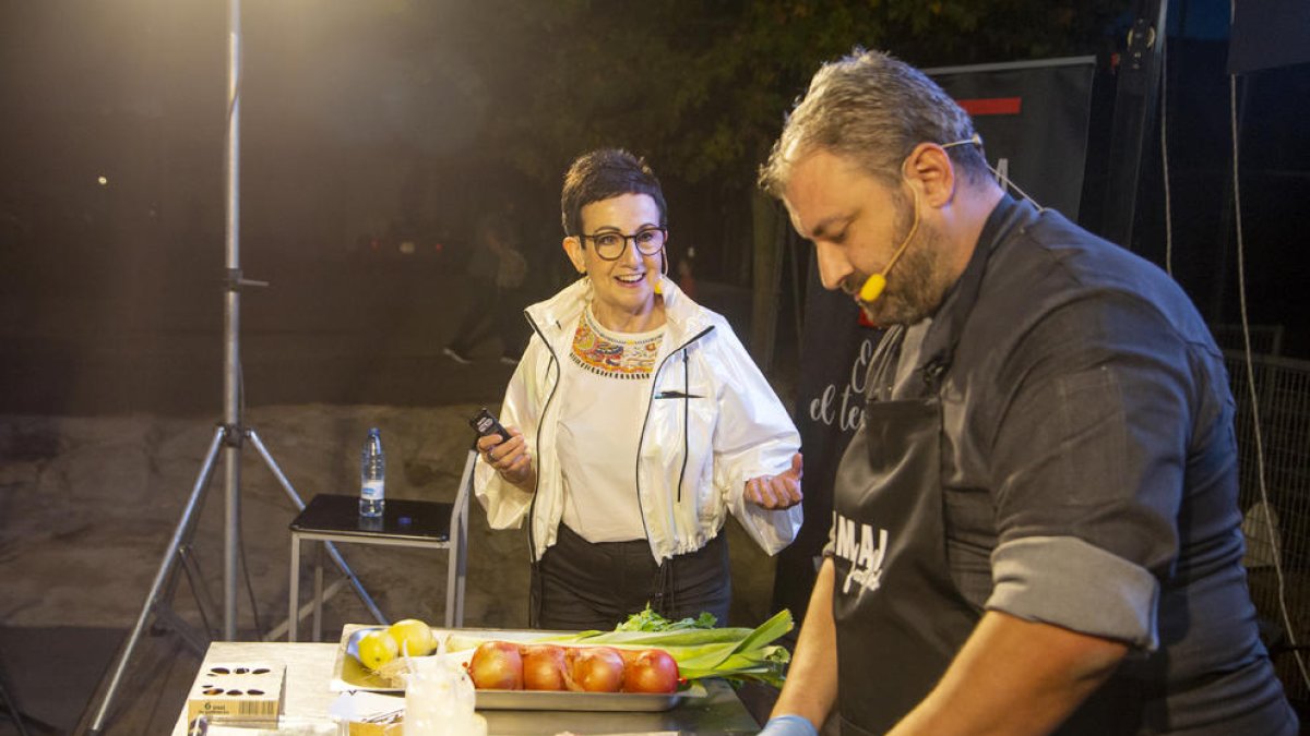La cuinera Carme Ruscalleda amb el lleidatà David Molina, ahir a Alcarràs.