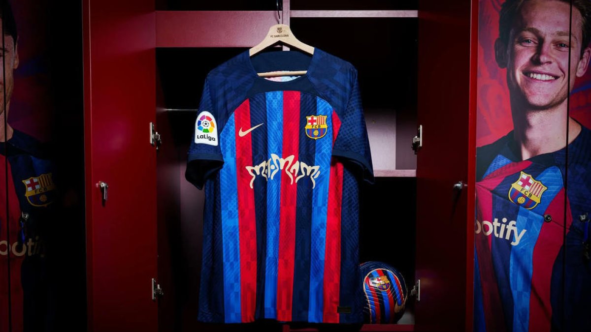 Una camiseta del Barça con el logotipo Motomami de Rosalía.