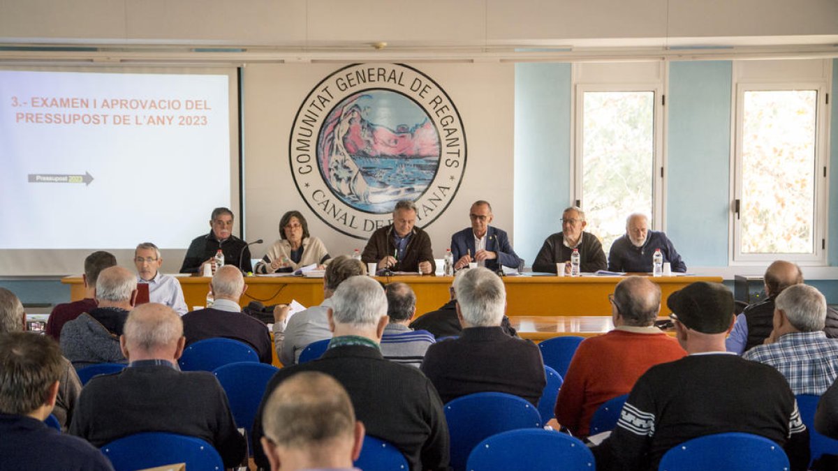 Assemblea de regants del Canal de Pinyana ahir a Lleida.