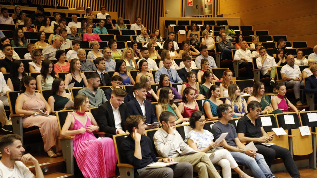 Els graduats en Nutrició i Dietètica van rebre les orles a Cappont.