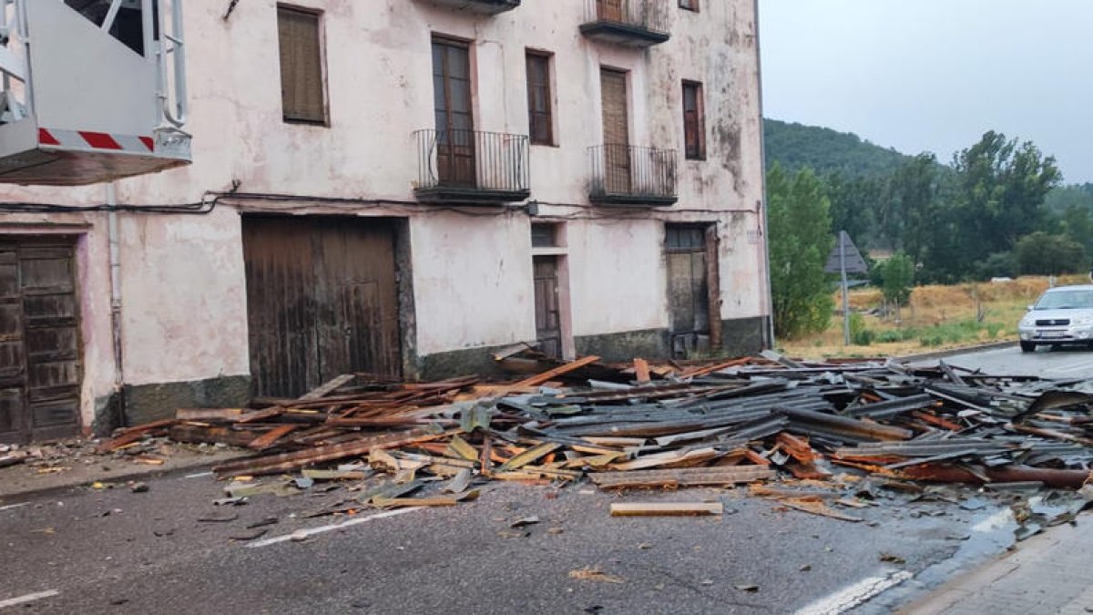 Vista del tejado de una casa que cayó ayer en la carretera N-260 a causa del temporal de viento en Adrall.
