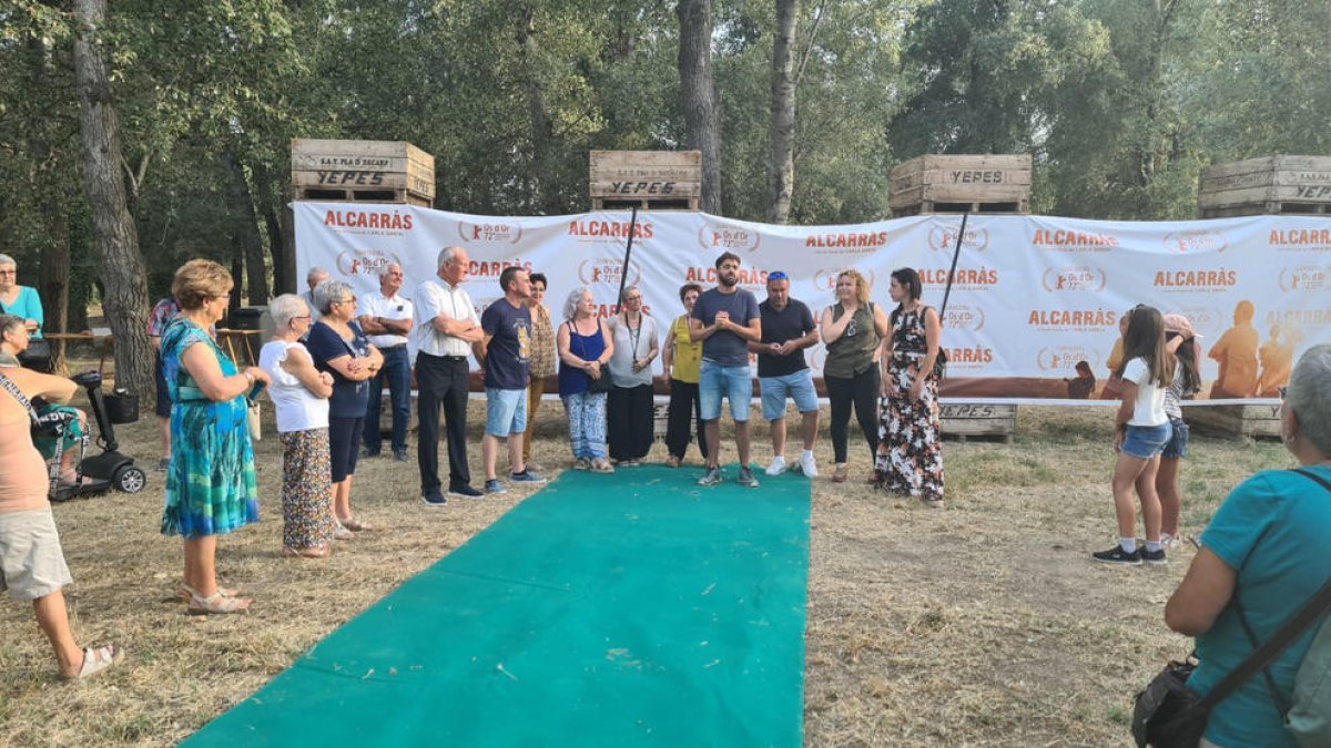 El acto que se celebró en Massalcoreig para recibir con todos los honores a los actores de ‘Alcarràs’.