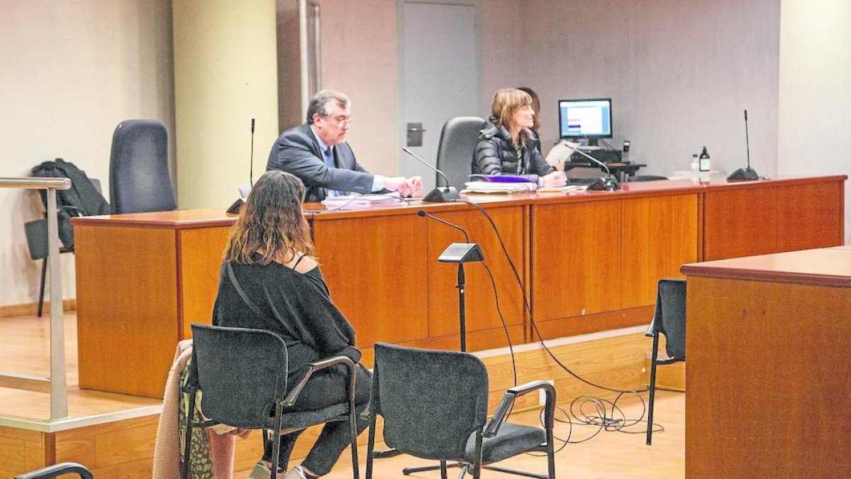 La acusada, ayer en el banquillo de la Audiencia de Lleida.