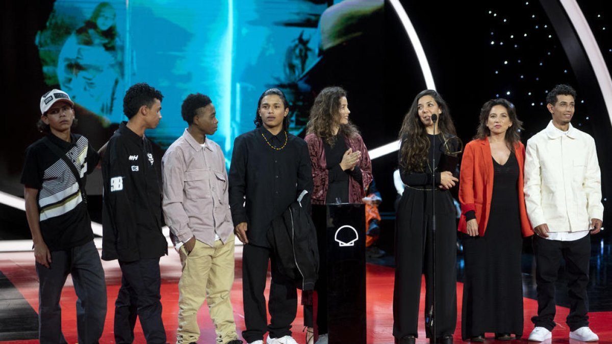 Laura Mora, directora de ‘Los reyes del mundo’, y los protagonistas, tras recibir la Concha de Oro.