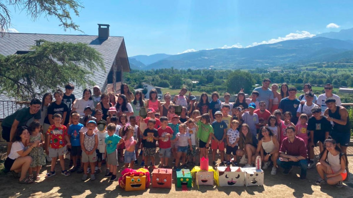 Foto de família dels nens i nenes del casal d’estiu de la Seu amb l’alcalde, Joan Barrera.