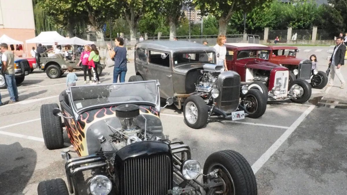 Exposició de vehicles americans clàssics ahir a la Seu.