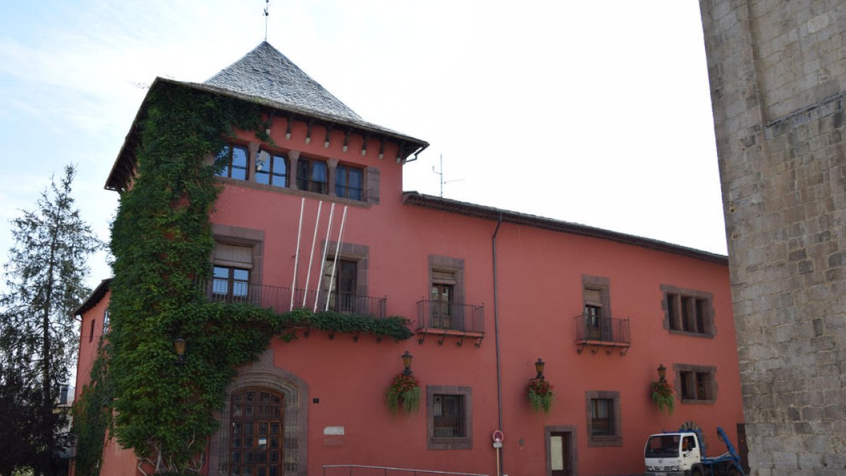 Imagen de archivo de la fachada del ayuntamiento de La Seu.