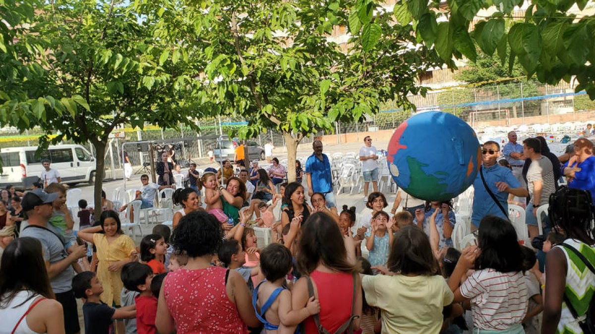 Fin de curso en la escuela Joc de la Bola con una fiesta de la espuma
