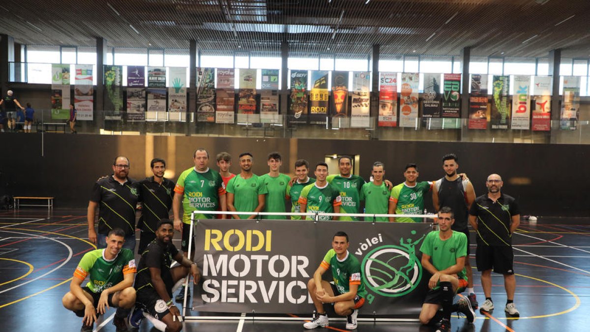 Jugadors i tècnics del Balàfia Vòlei, ahir abans d’iniciar el primer entrenament de la temporada.