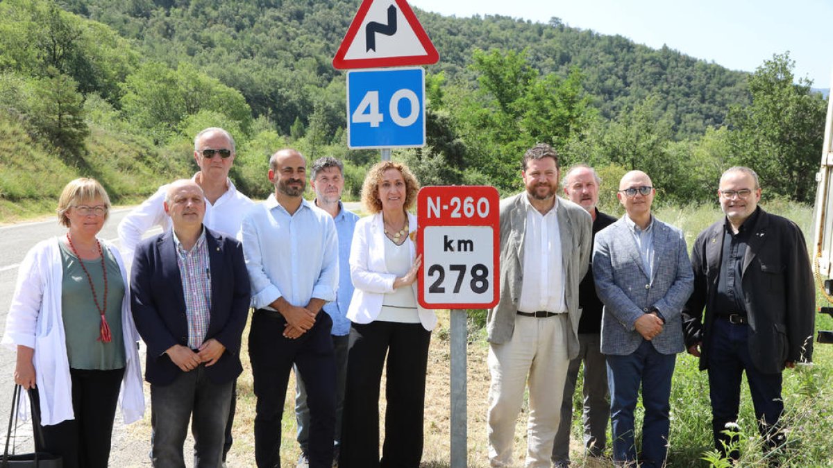 La consellera visitó ayer el Sobirà e hizo declaraciones desde Soriguera, al pie de la N-260.