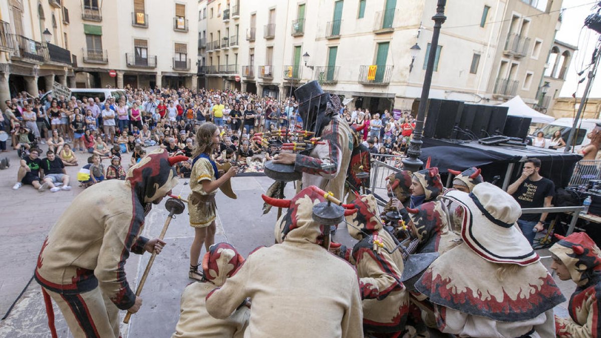 La celebració va ocupar bona part del centre de Cervera i va ser seguida per nombrosos veïns.
