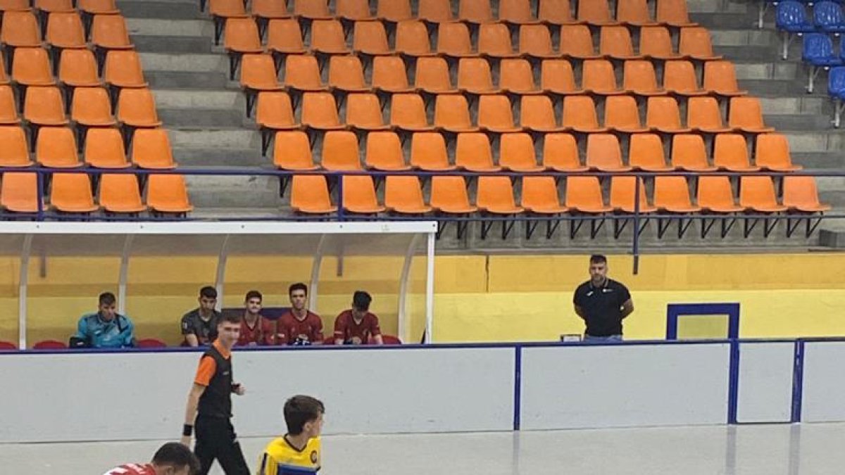 Imatge del partit d’ahir a la pista de l’Olot B.