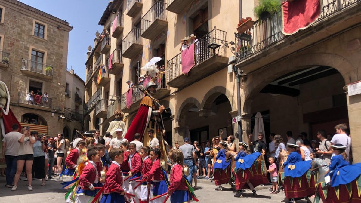 Danses a Solsona en honor a les persones que han lluitat contra els incendis - A Solsona, les danses tradicionals es van dedicar a totes les persones “que han lluitat per defensar i protegir la nostra comarca del foc”, tal com va indicar l’Ag ...