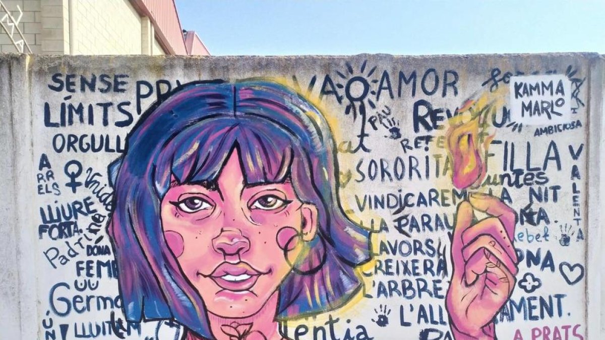 El mural es troba ubicat en una de les parets del camp de futbol.