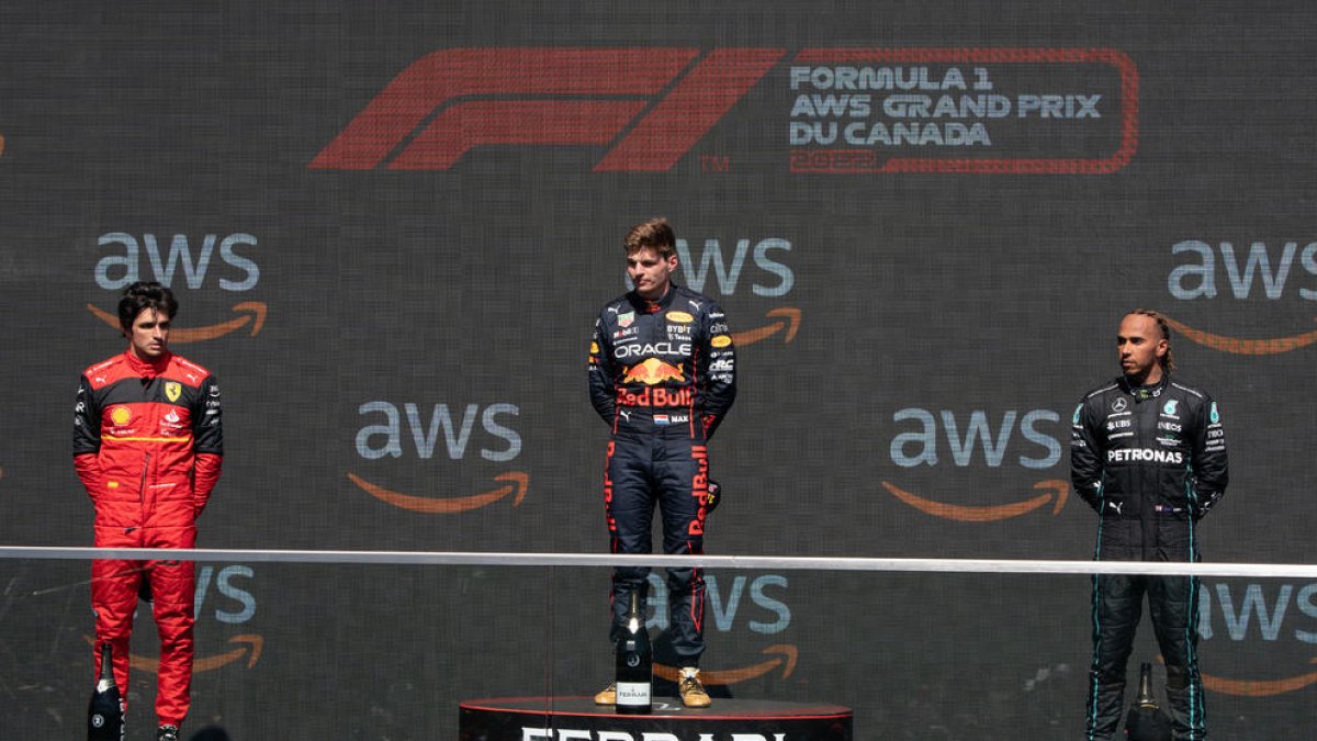 Max Verstappen y Carlos Sainz en el podio de Montreal.