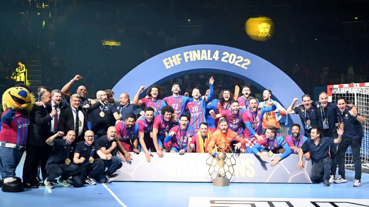 El equipo se hizo la foto con la copa, en la que no faltó la presencia de Joan Laporta.
