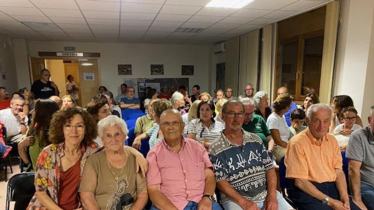 Laia Rissech junto a algunos de los protagonistas del documental, el lunes en Rialp.
