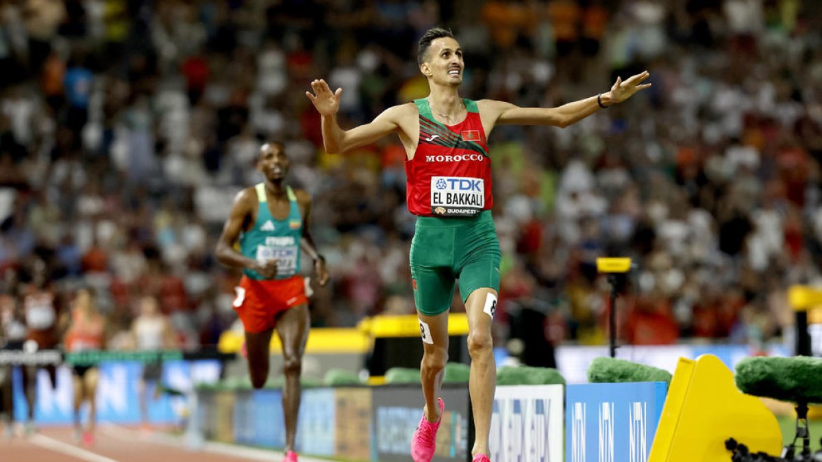 El marroquí Soufiane El Bakkali, en el momento de ganar la carrera de los 3.000 obstáculos.