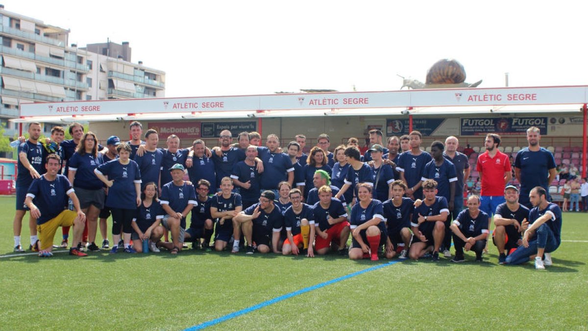 Participants de la jornada de portes obertes per a l’equip Atlètic Lleida Genuine al camp Municipal Ramón Farrús.