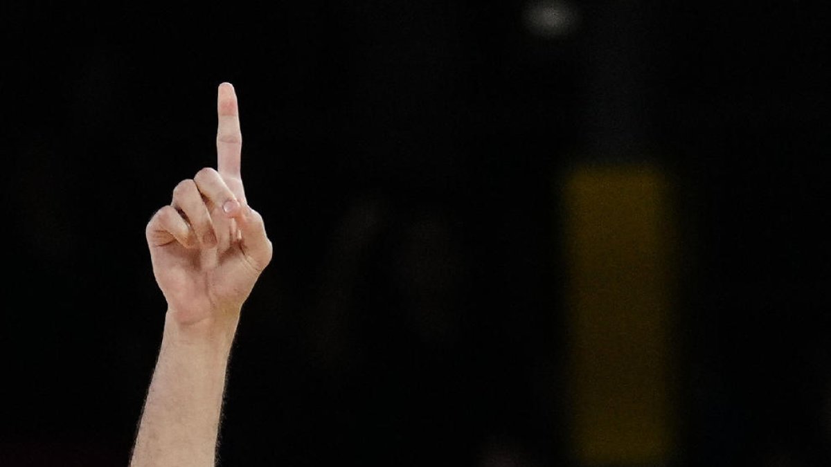 Mirotic saluda a la afición en una acción del partido.