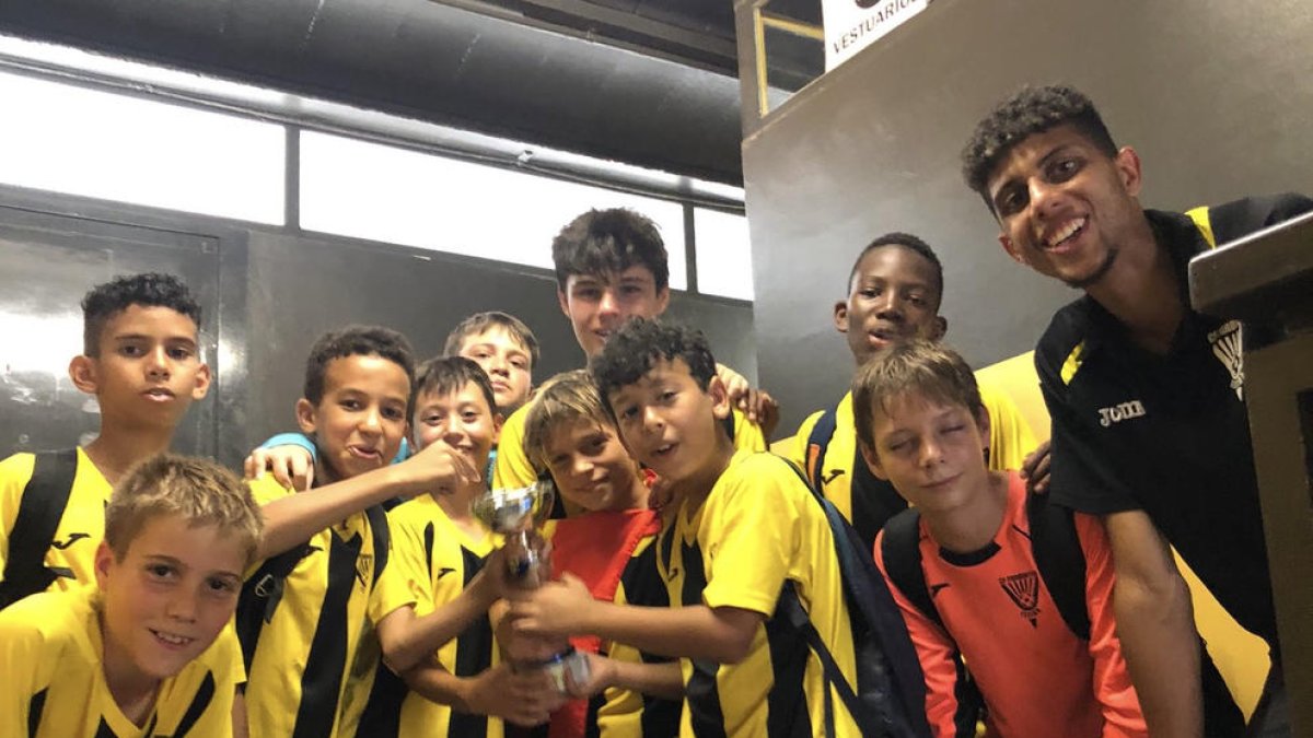 Jugadors de l’aleví A del Pardinyes celebrant el títol.