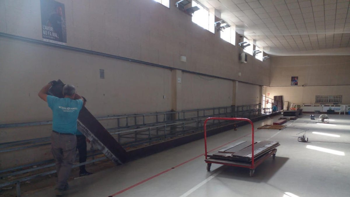 En el pabellón de Vila-sana han comenzado esta semana las obras para ampliar la grada.