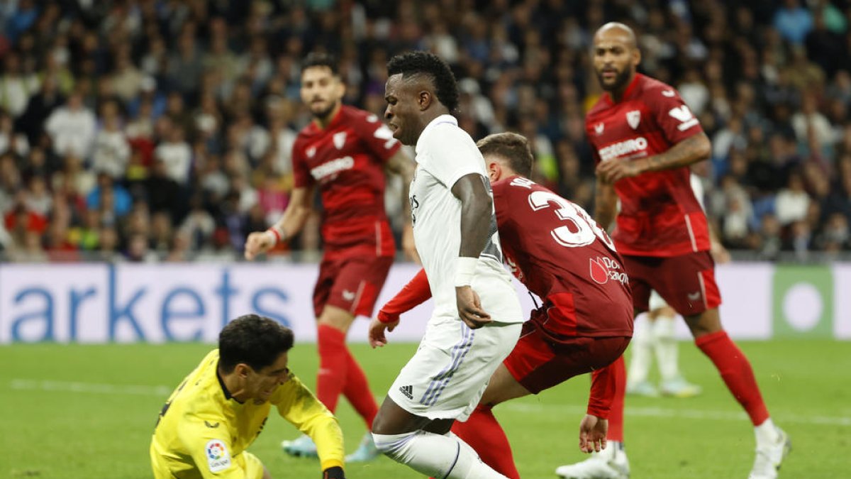 Vinícius intenta superar al portero del Sevilla, Bono.