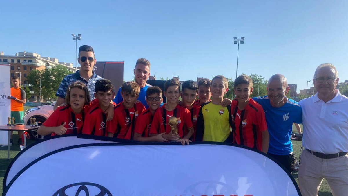 El Reus, equip guanyador del torneig d’alevins, amb el trofeu.