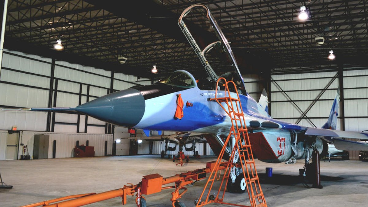 La firma utilitza un antic caça desmilitaritzat per posar els nanosatèl·lits en òrbita.