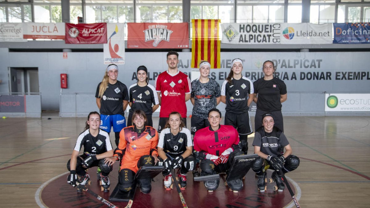 Imagen de grupo de las jugadoras del Alpicat que asistieron ayer al entrenamiento.