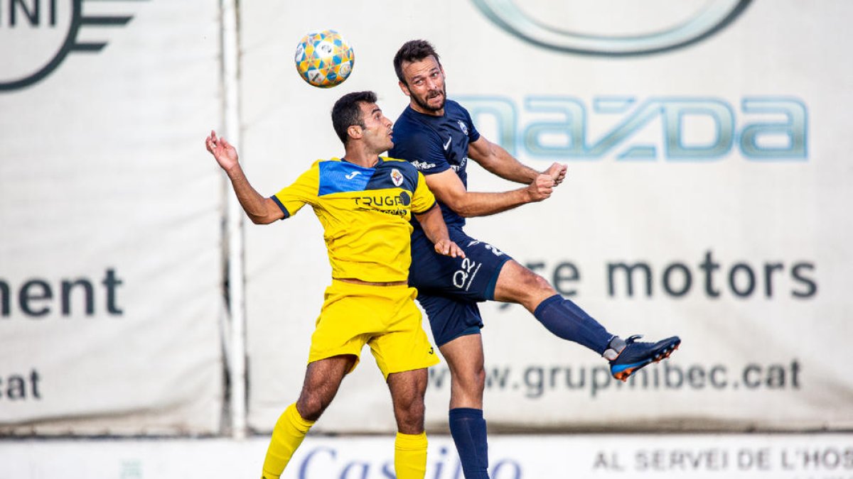 Un jugador del Tàrrega y uno del Atlètic Lleida disputan un balón aéreo.