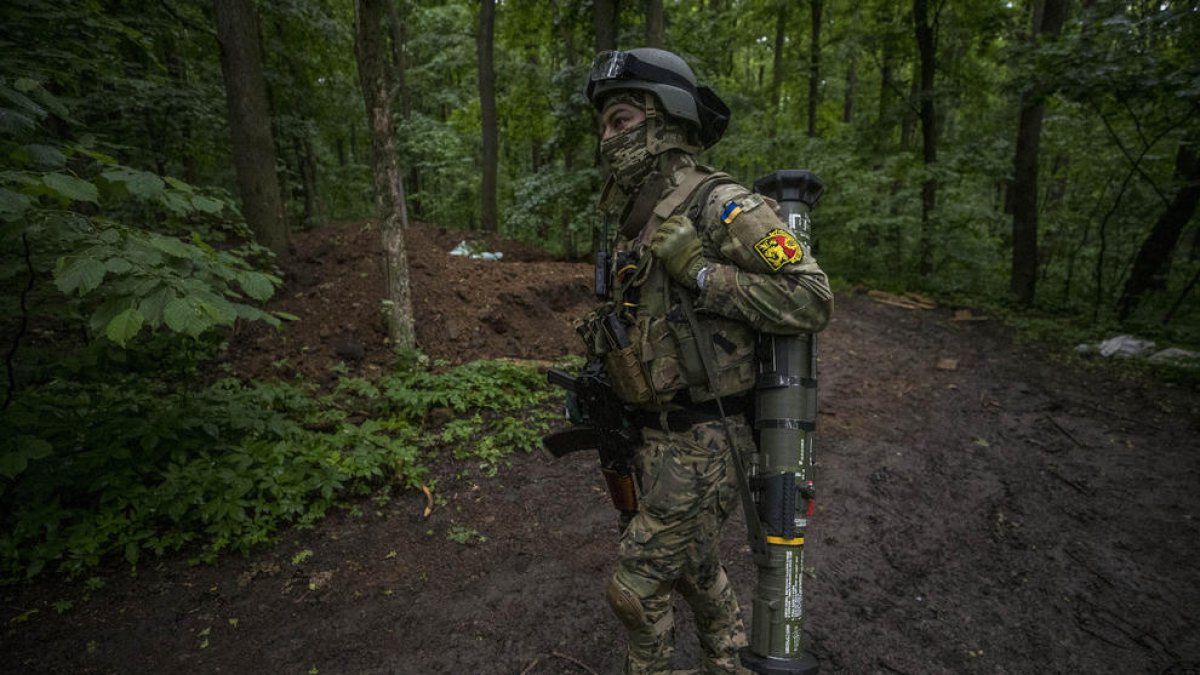 Un soldado ucraniano carga con un lanzagranadas.