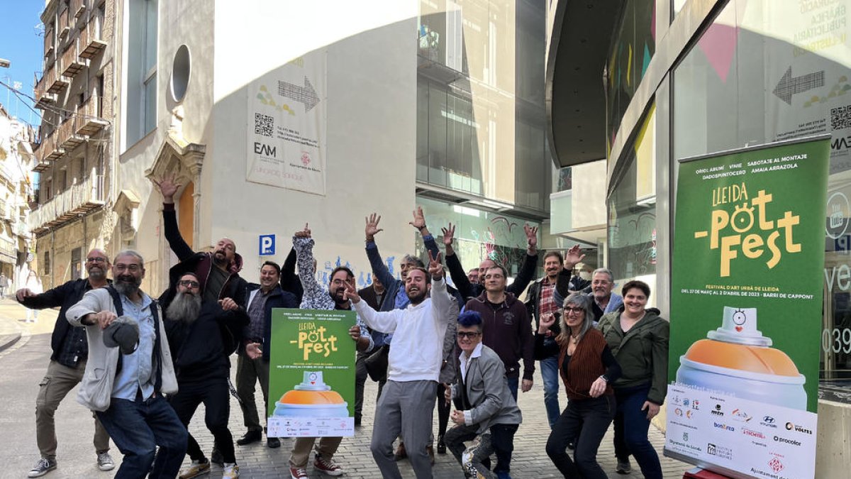 Foto de grupo de los organizadores y colaboradores del _potFest, ayer durante su presentación.