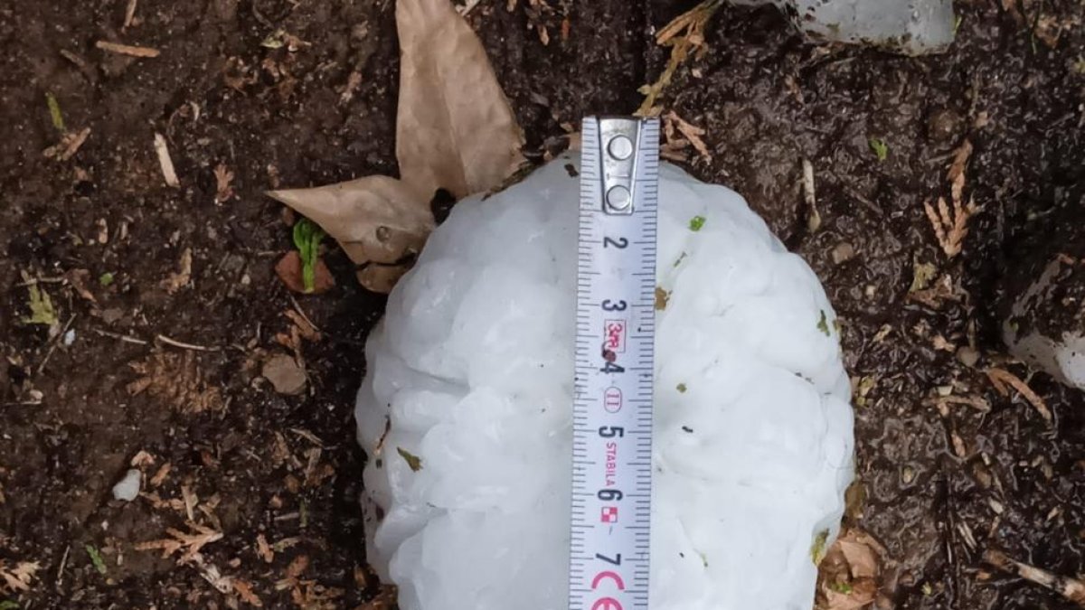 Una piedra caída en la Bisbal d'Empordà (Baix Empordà).