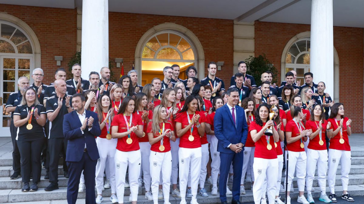 La selecció va ser rebuda ahir a la Moncloa i serà distingida amb la Medalla d’Or al Mèrit Esportiu.